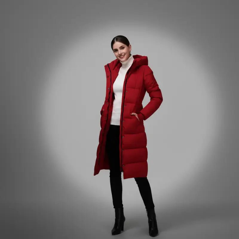 Femme portant une parka grande taille femme matelassée rouge, idéale pour l'hiver, avec une coupe longue.