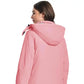 Femme portant un parka hiver femme en tissu extérieur déperlant avec capuche réglable