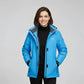 Femme souriante portant une parka hiver femme en tissu extérieur déperlant avec capuche réglable