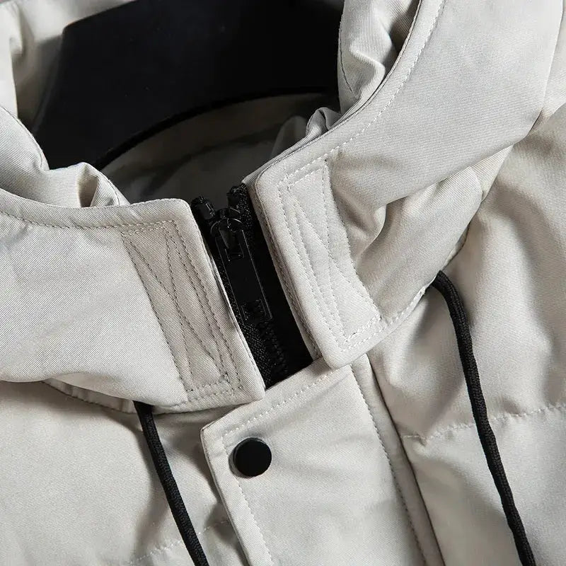 Détail de la parka hiver homme coupe bouffante en polyester, couleur blanche, col avec fermeture éclair.