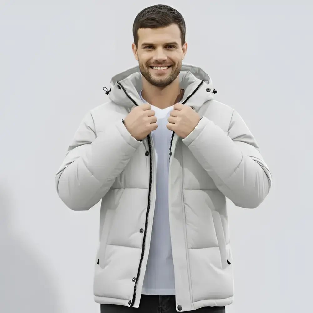 Homme portant une parka hiver homme coupe bouffante en couleur blanche, modèle Le Soufflé.