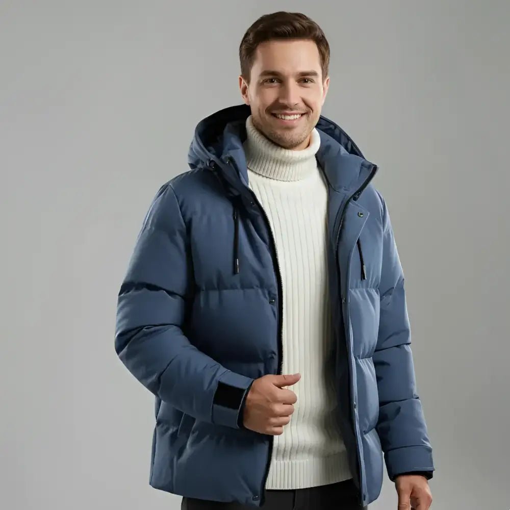 Parka hiver homme coupe bouffante en bleu, idéale pour les journées froides et les tenues décontractées.