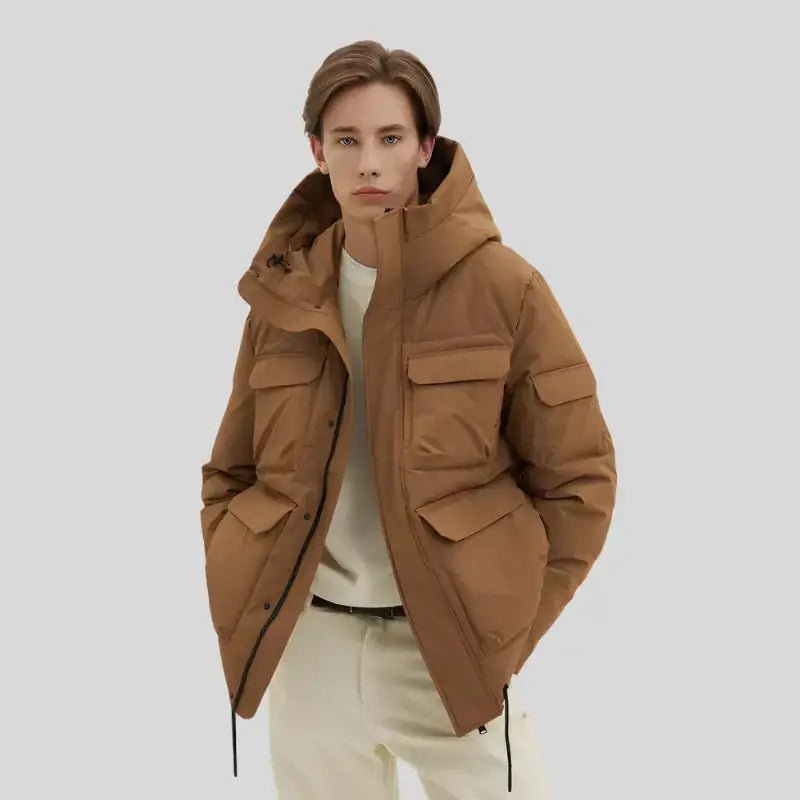 Parka homme camel minimaliste portée par un modèle masculin, style décontracté et moderne.