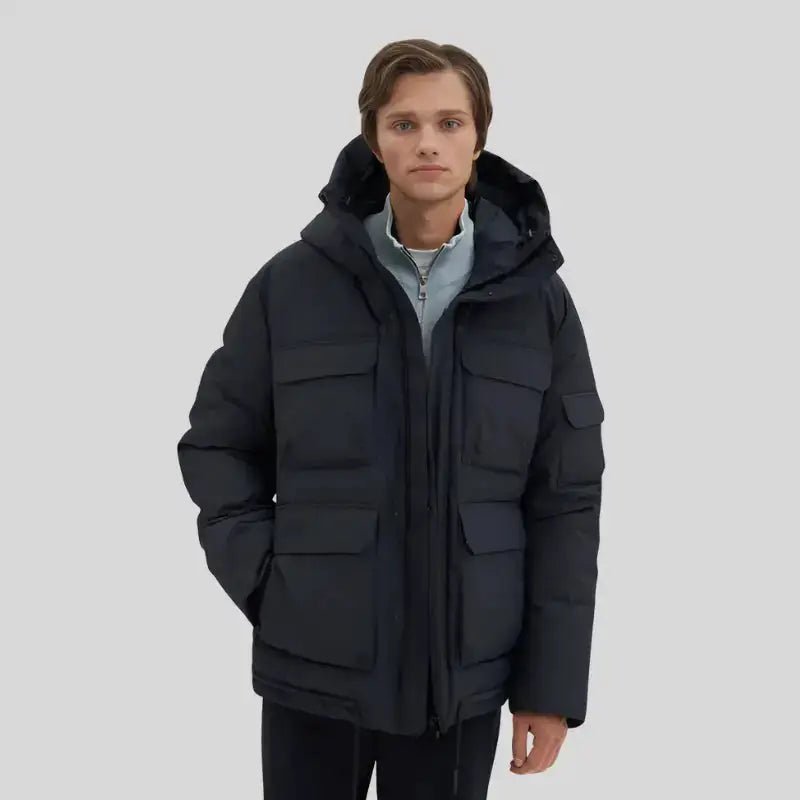 Parka homme minimaliste en noir avec capuche, parfaite pour les tenues urbaines quotidiennes.