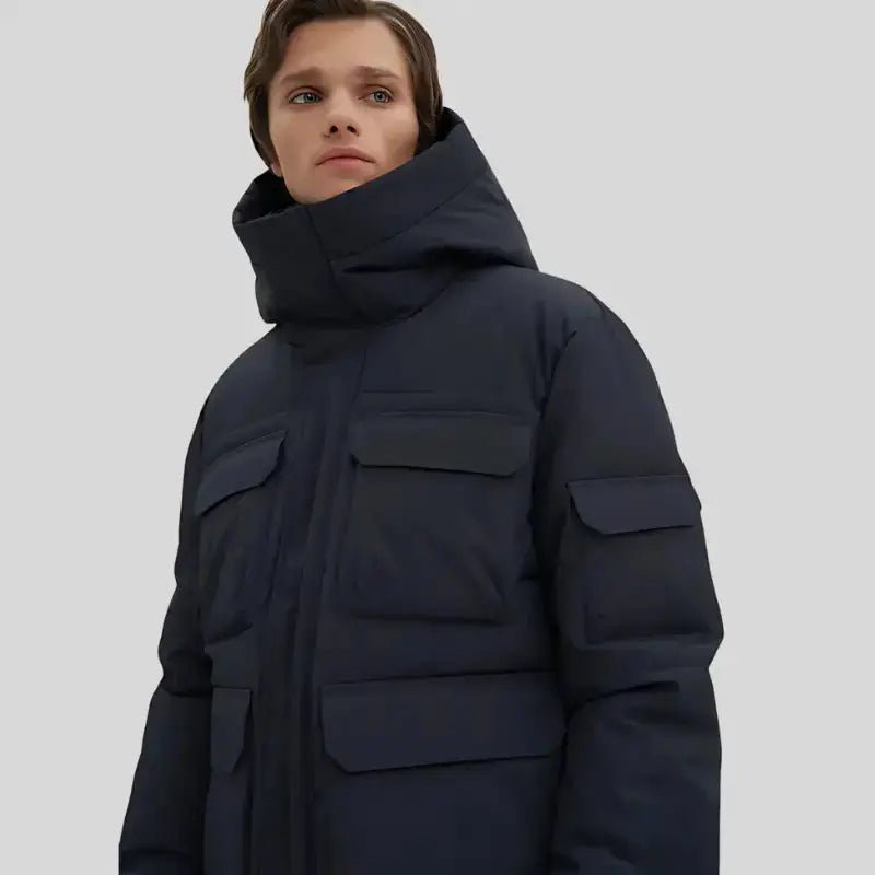 Parka homme camel minimaliste, coupe droite, avec poches, idéale pour un style urbain moderne.