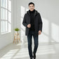 Parka homme bleu marine avec doublure intérieure, porté avec un sweat à col haut et jeans foncés