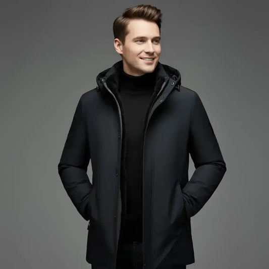 Parka homme bleu marine avec doublure intérieure, porté avec un turtleneck noir