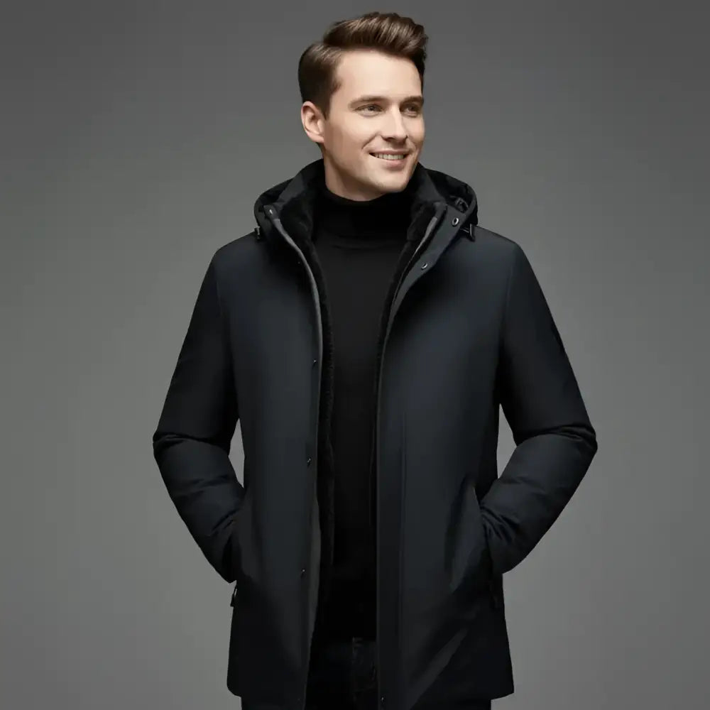 Parka homme bleu marine avec doublure intérieure, porté avec un turtleneck noir