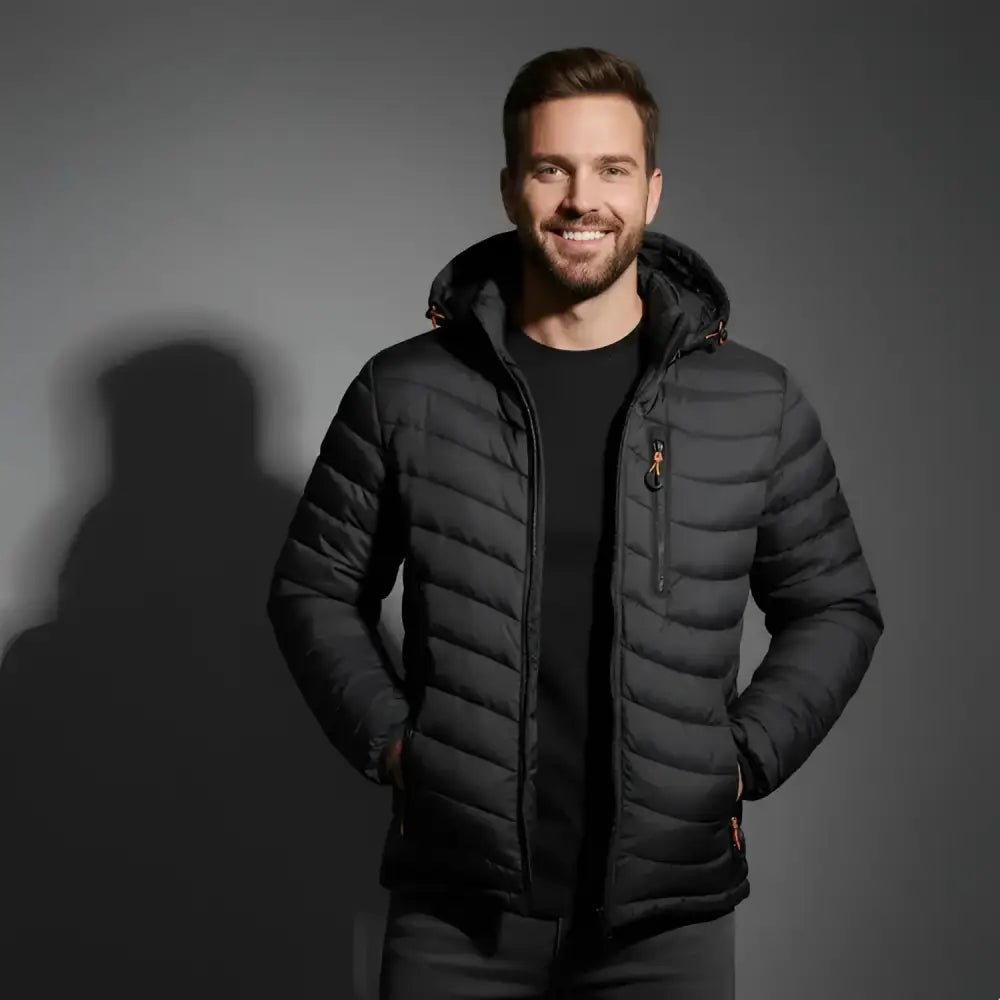 Parka homme matelassée multicolore portée par un homme souriant, couleur noire, avec capuche, style moderne.