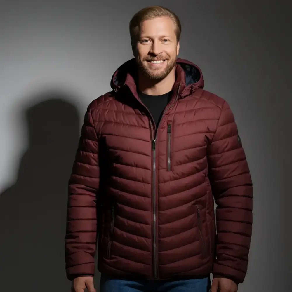 Parka homme matelassée multicolore, modèle bordeaux à capuche, mode décontractée.