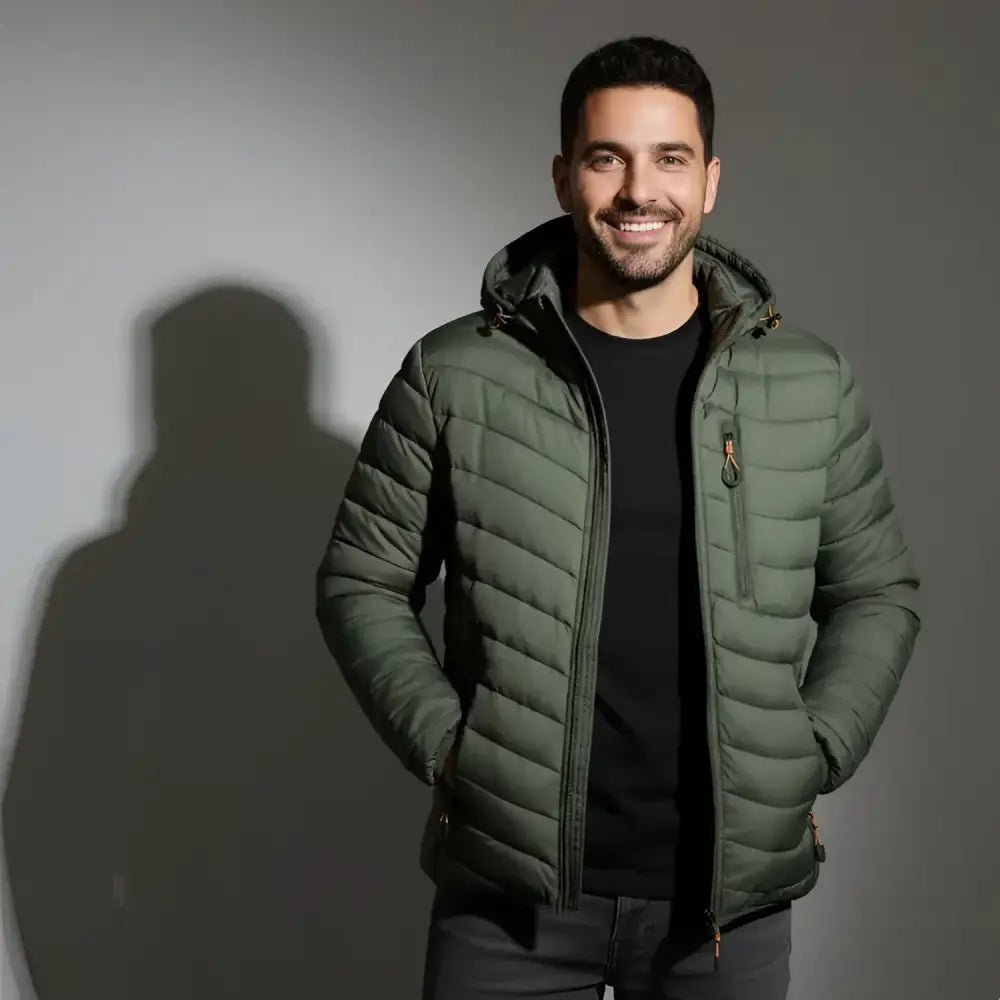 Parka homme matelassée multicolore portée par un modèle souriant, couleur vert militaire, sur fond gris.