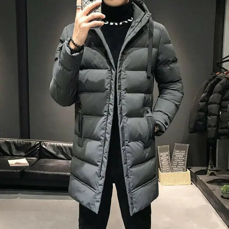 Parka homme grise longue matelassée – Le Grisaille, vêtement d'hiver élégant et chaud.