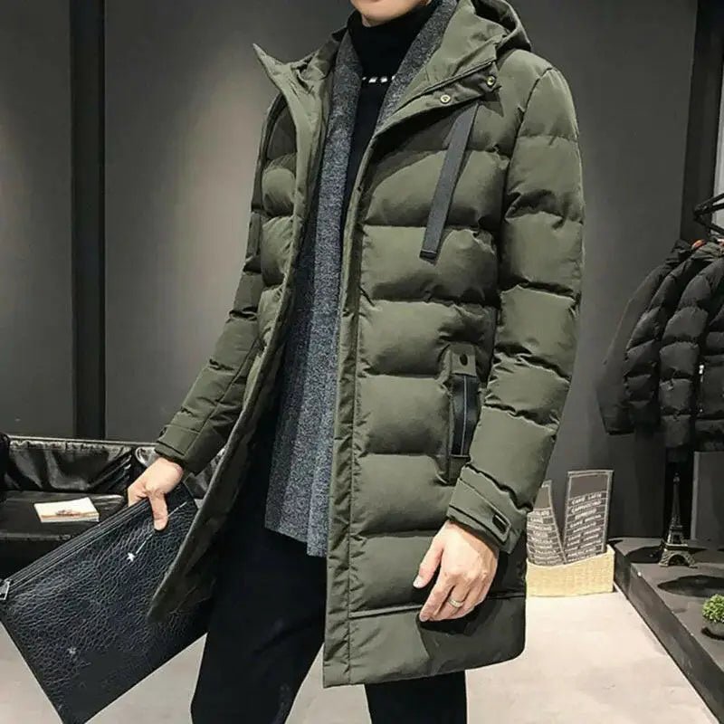 Homme portant une parka homme chaude, élégante et matelassée, idéale pour l'hiver.