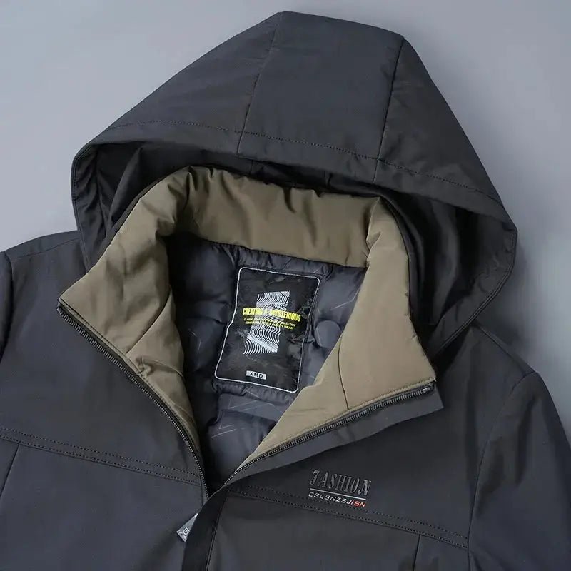 Parka homme noire longue à capuche vue de près, intérieur en polyester et doublure confortable.