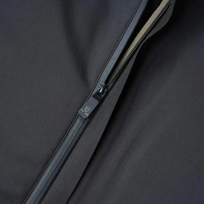 détail du zip de la parka homme noire longue à capuche – Le Citadin, textile en polyester