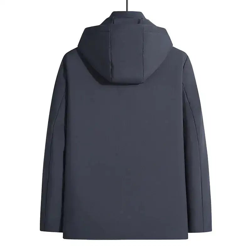 Parka homme noire longue à capuche vue arrière, idéale pour un style urbain et contemporain.