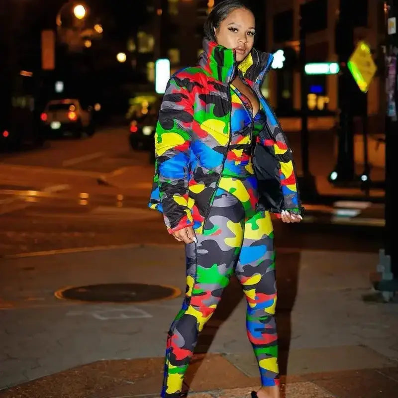 Femme portant un parka imperméable et leggings colorés pour imperméable femme