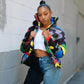 Femme portant un parka imperméable coloré, crop top blanc et jean deux tons