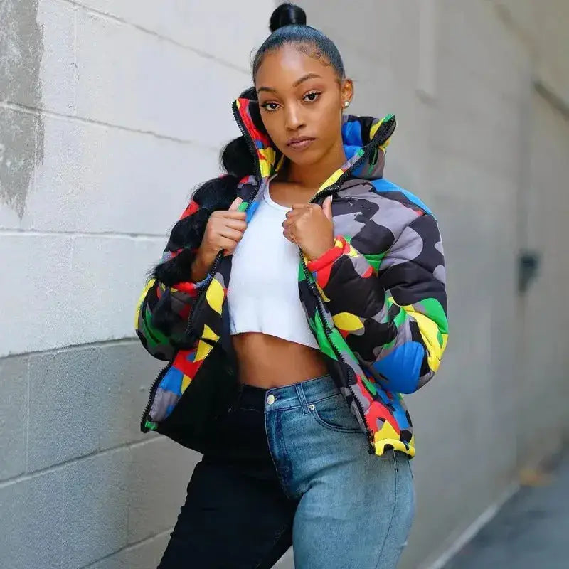 Femme portant un parka imperméable coloré, crop top blanc et jean deux tons