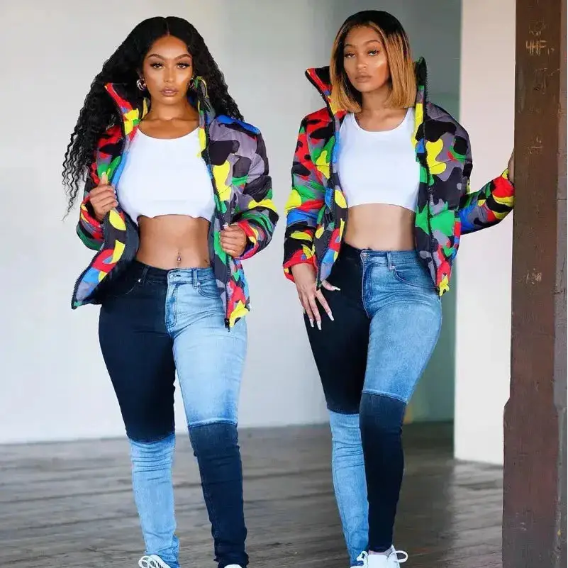Deux femmes portant des parkas imperméables femme colorées et jeans deux tons