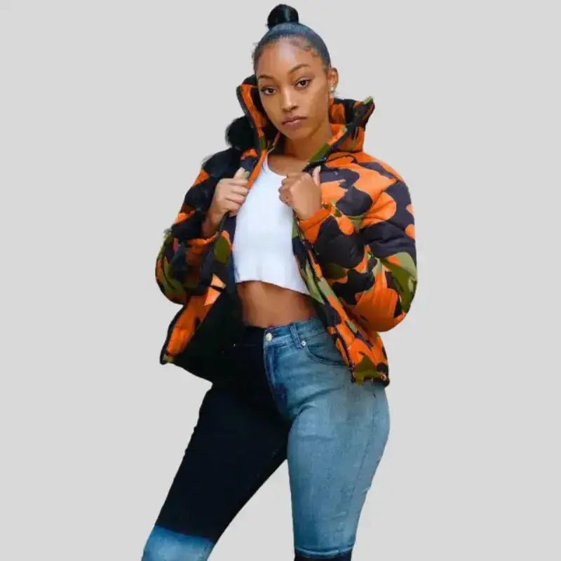 Parka femme camouflage à capuche colorée avec motif original, idéale pour un look décontracté.