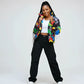 Femme portant un parka imperméable coloré, crop top blanc et pantalons cargo noirs