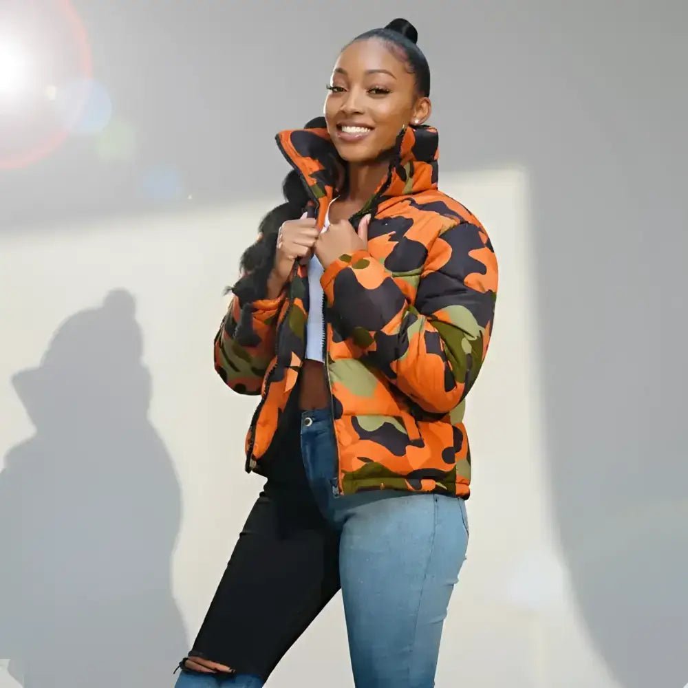 Parka femme camouflage à capuche orange, arborant un look tendance et décontracté, parfaite pour les journées fraîches.