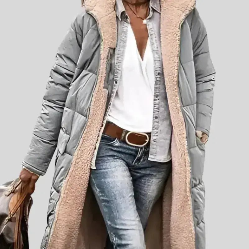 Parka femme fourrée à capuche grise, style confortable pour l'hiver, idéale pour journées fraîches.