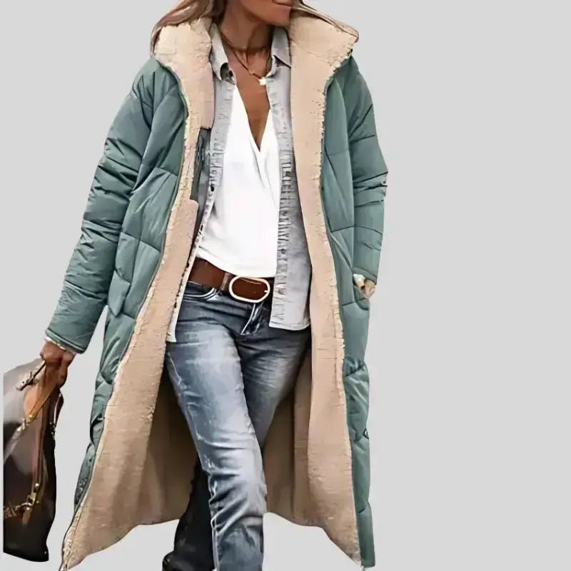 Parka femme fourrée à capuche en vert et beige, idéale pour l'hiver et les journées fraîches.