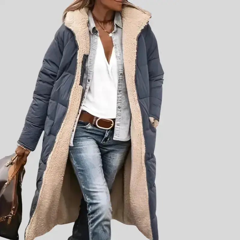Parka femme fourrée à capuche, style hivernal avec doublure en fausse fourrure, confortable et tendance.