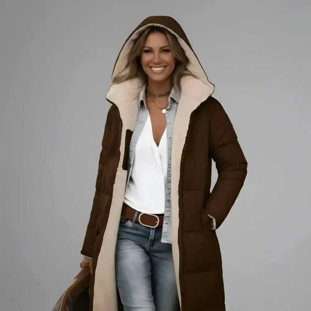 Parka femme fourrée à capuche en café portée par un modèle souriant sur fond gris.
