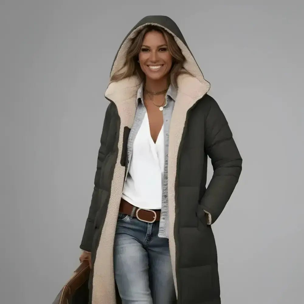 Parka femme fourrée à capuche en coloris kaki, idéale pour l'hiver et les journées fraîches.