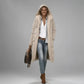 Femme portant un parka imperméable fourrée avec doublure fourrée, capuche et bottines