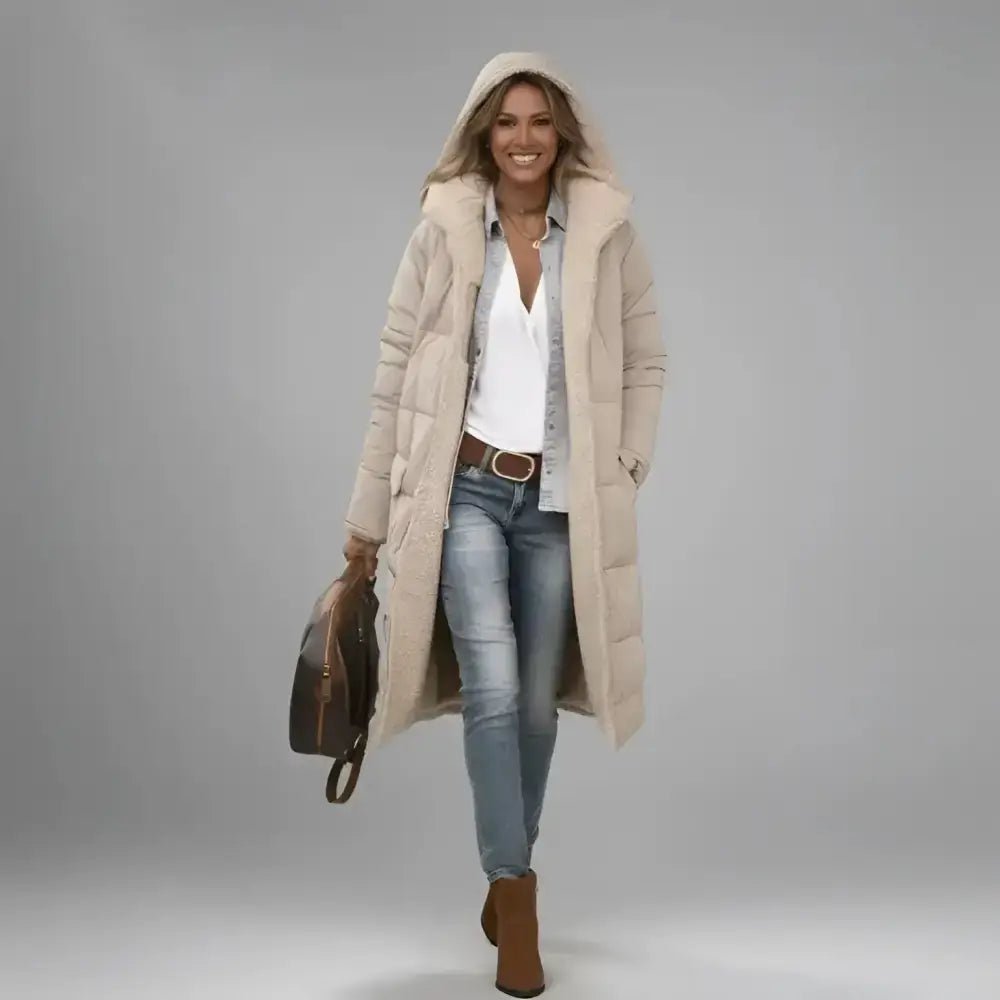 Parka femme fourrée à capuche portée avec un jean et un sac, idéal pour l'hiver.