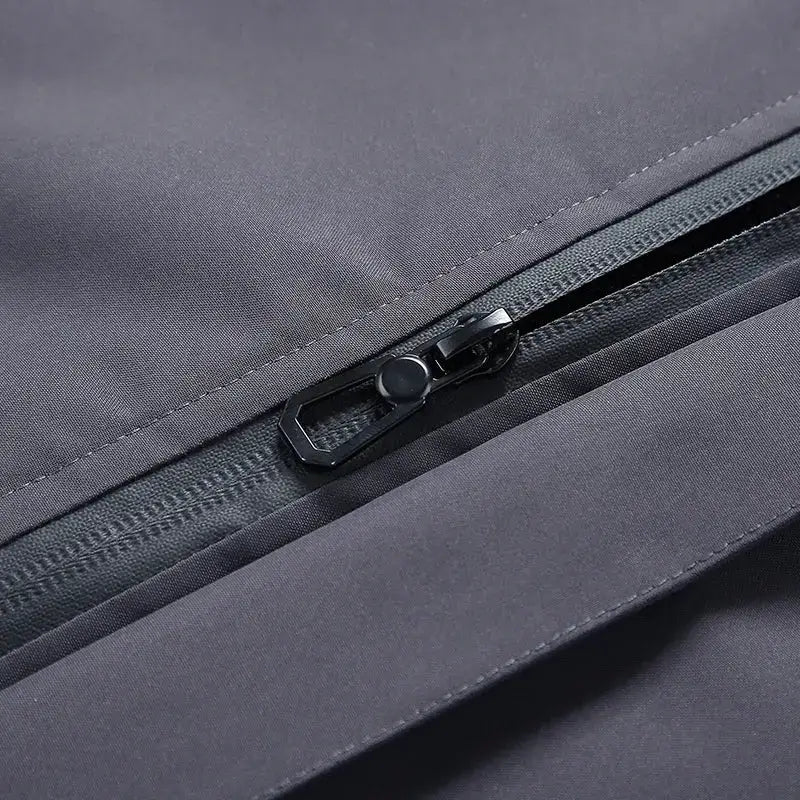 Zipper gris sur tissu gris de parka imperméable homme avec doublure légère pour usage quotidien