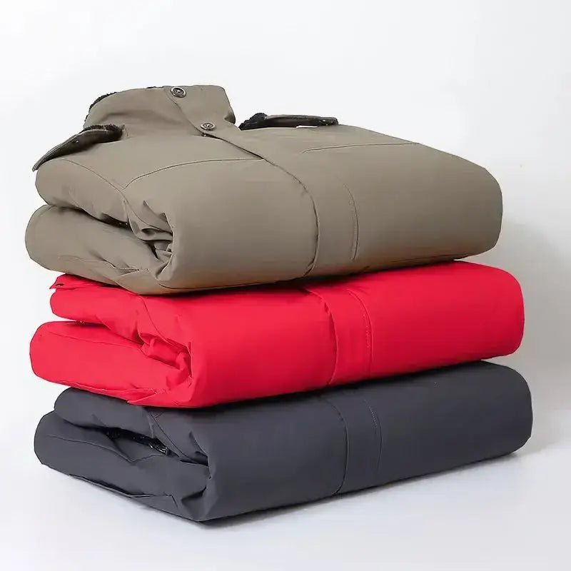 Parka homme grise à capuche empilée avec modèles rouges et beige sur fond blanc.