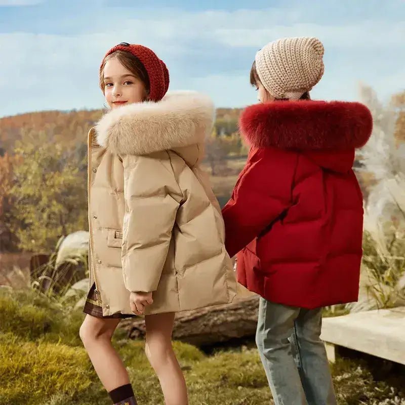 Parka imperméable fille noire avec capuche portée par des enfants en extérieur.