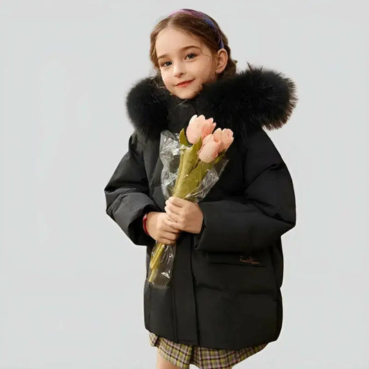 Fille portant une parka fille imperméable légère avec capuche fluffy et bouquet de tulipes