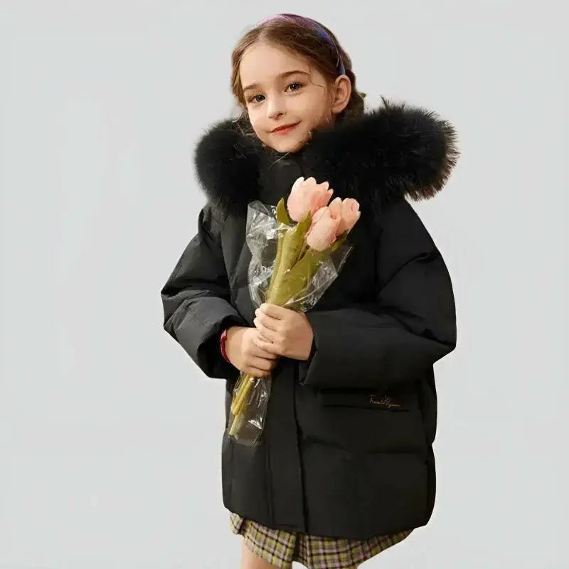 Parka imperméable fille noire avec capuche, modèle La Téméraire, tenue d'extérieur tendance.