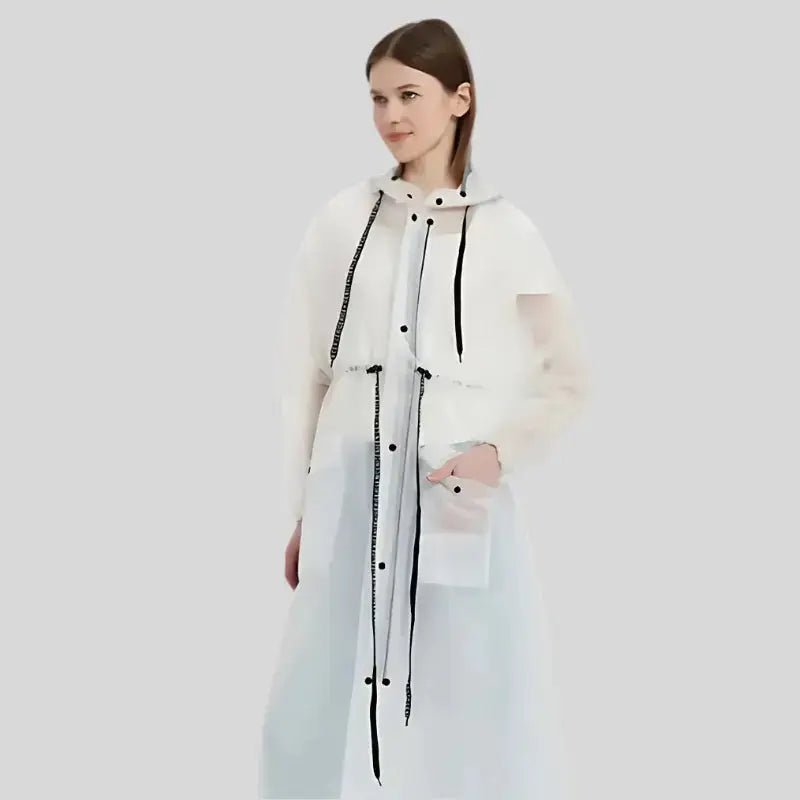 Parka légère femme déperlante colorée à capuche portée, idéale pour les journées fraîches.