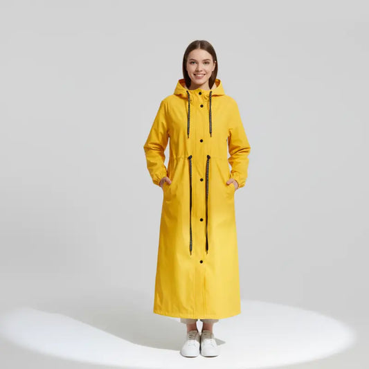 Parka K Way Femme jaune longue avec capuche, cordons noirs et baskets blanches