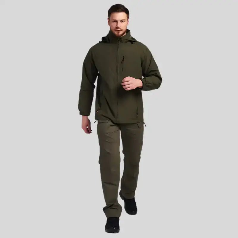 Homme portant une parka homme imperméable légère, vêtement coupe-vent adapté pour la pluie.