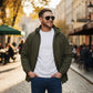 Homme souriant en parka K-Way homme avec tissu imperméable et capuche réglable