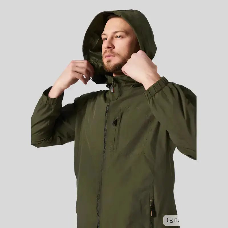 Homme portant une parka homme imperméable légère, capuche ajustée, en couleur vert militaire.