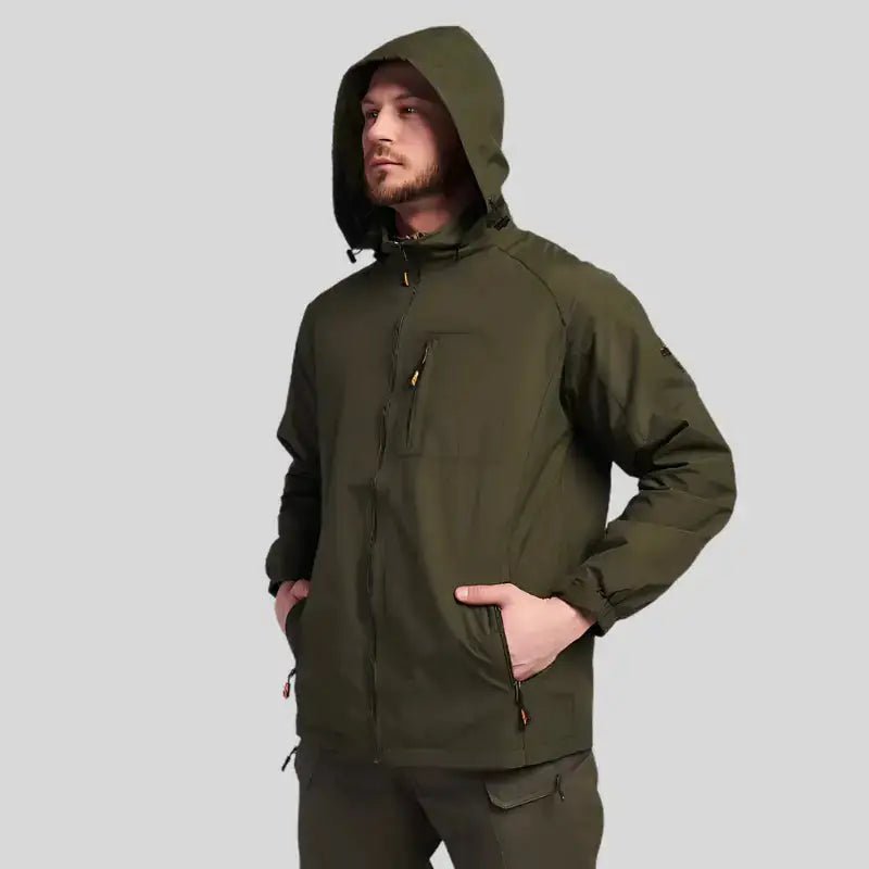 Parka homme imperméable légère de couleur vert militaire, idéale pour les jours de pluie.