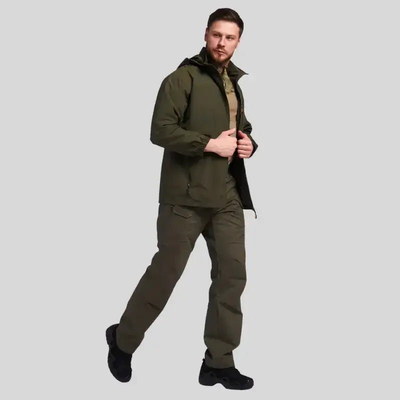 Parka homme imperméable légère portée par un homme en extérieur, couleur vert militaire.