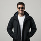 Homme souriant portant parka K-Way homme en tissu imperméable avec capuche réglable