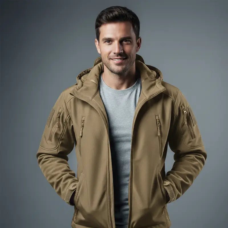 Homme portant une parka homme imperméable légère de couleur kaki, parfaite pour les intempéries.