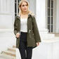 Veste parka kaki femme avec capuche, anorak olive vert, portée sur top blanc et pantalon noir