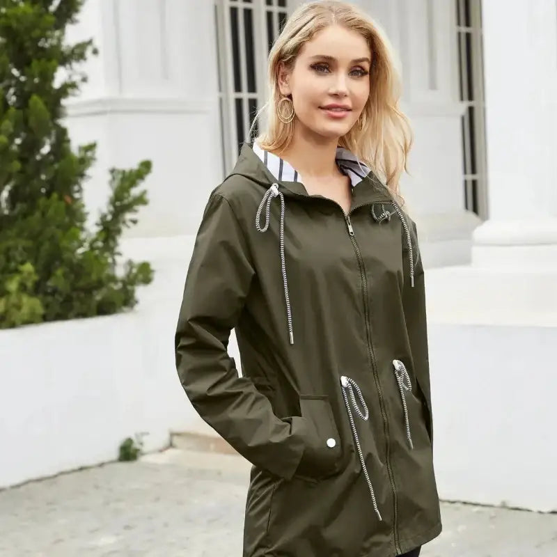 Femme portant une parka kaki femme en kaki kaki avec capuche à cordons